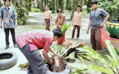 SMP NEGERI 1 LUBUK DALAM TERUS MENATA MENJADIKAN SEKOLAH HIJAU